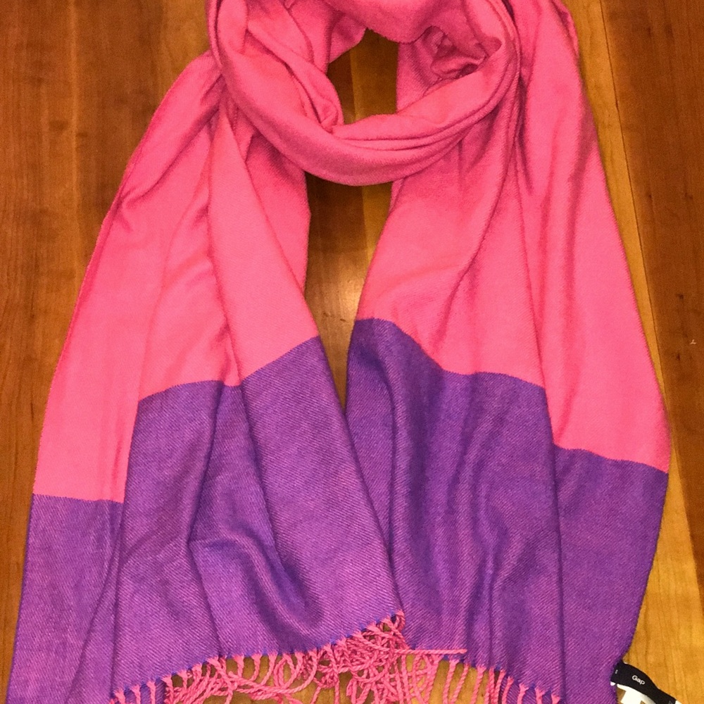 100% acrylic scarf